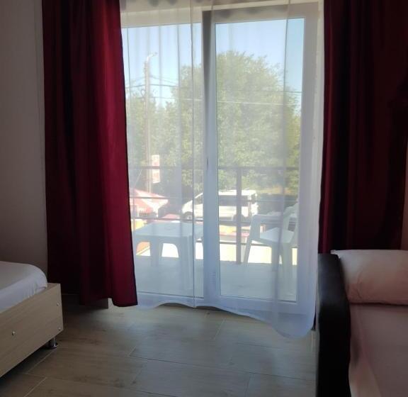 四人标准间, Evana House