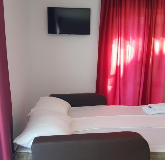 四人标准间, Evana House