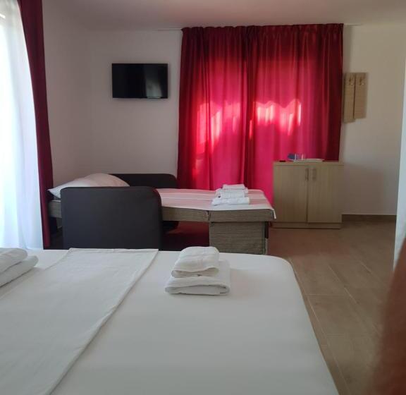 四人标准间, Evana House