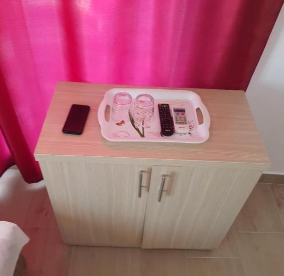 四人标准间, Evana House