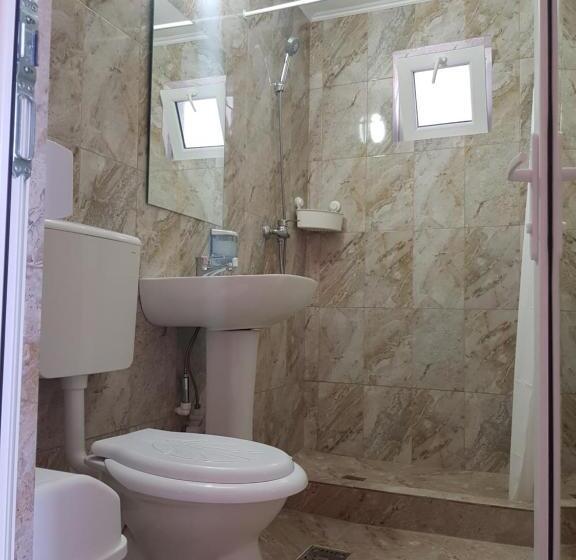 四人标准间, Evana House