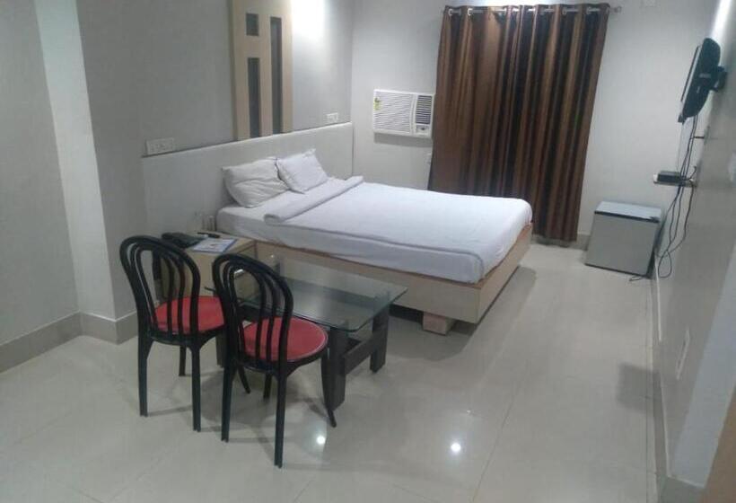 جناح مطل على المدينة, Aryan International