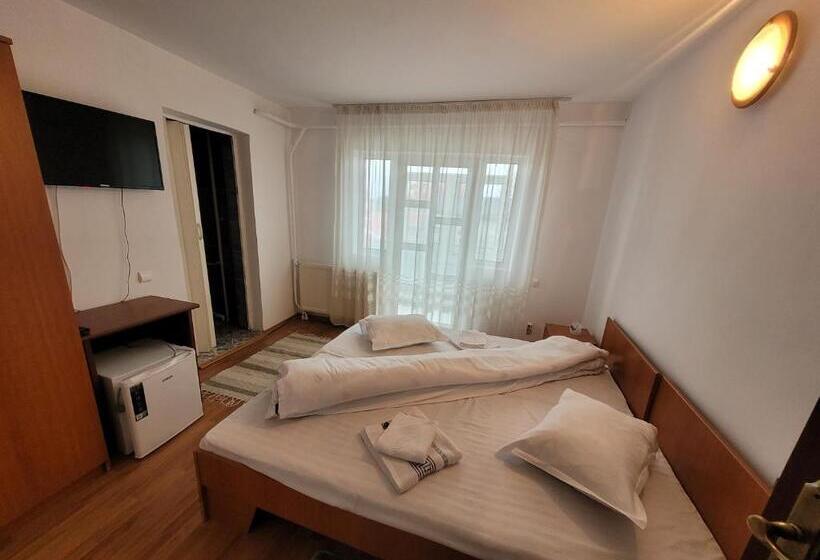 Номер Стандарт с Балконом, Pensiunea Trei Brazi