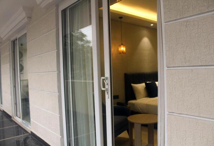 Superior Oda, Ahuja Residency Mayfield Garden