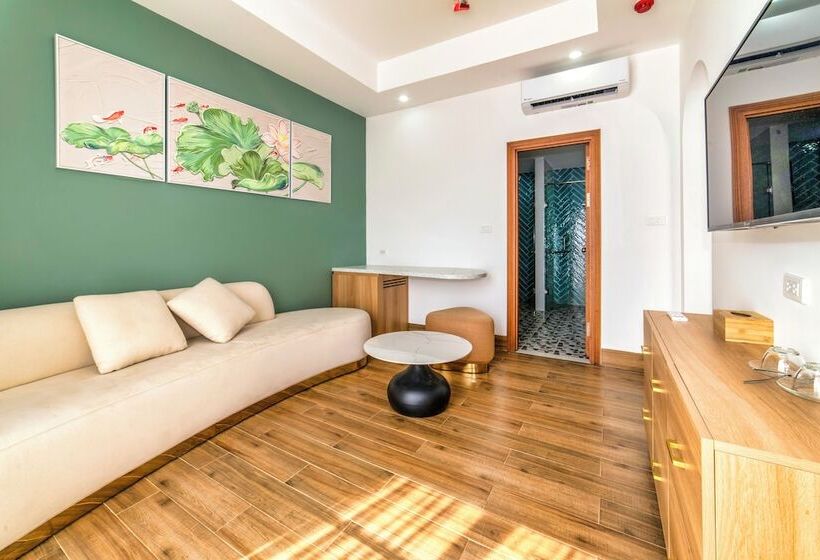 اتاق خانوادگی با چشم‌انداز دریا, Lotus Home Hillside