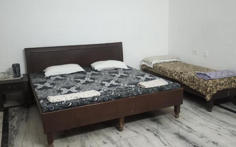 Quarto Estandar, Aishnoor Baikunth Dham Sewa Ashram