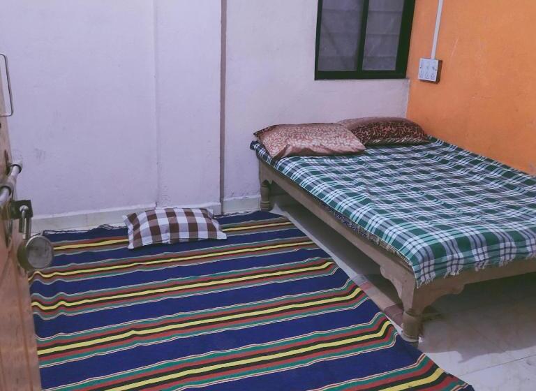 Quarto standard, Radhesham Bhakt Niwas