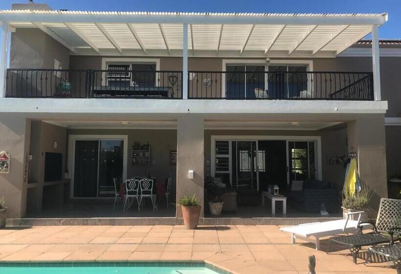 חדר סטנדרט עם מרפסת, Calm Waters Guesthouse