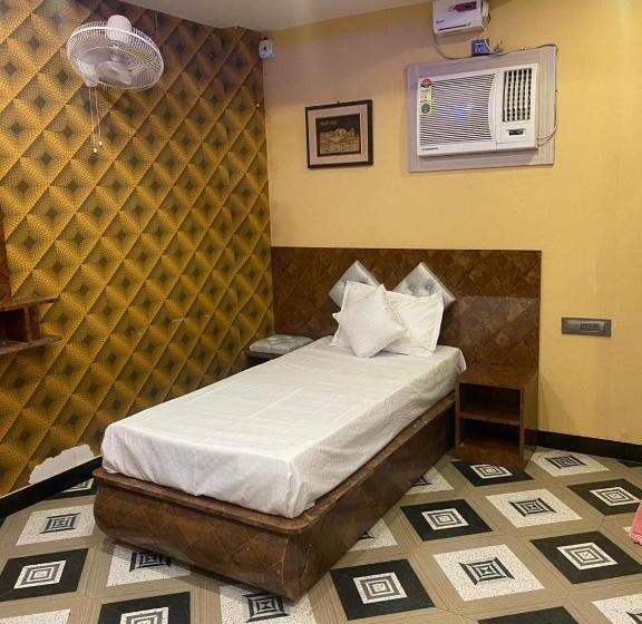 اتاق استاندارد سه نفره, Shri Murari Relax Inn Pg