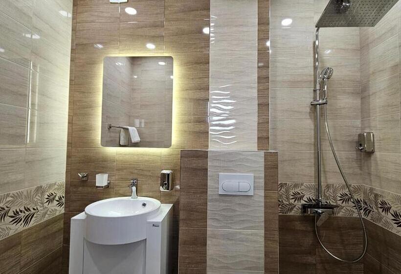 غرفة قياسية ثلاثية, Villa Geronimo