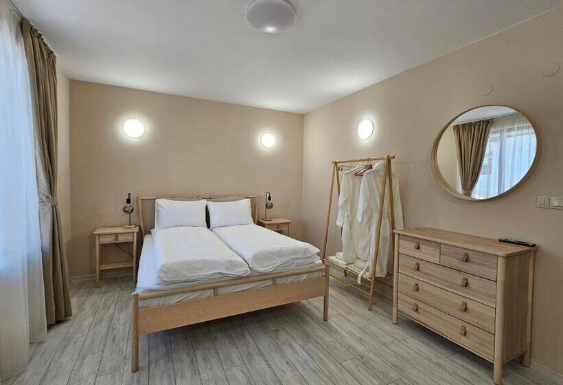 غرفة قياسية ثلاثية, Villa Geronimo