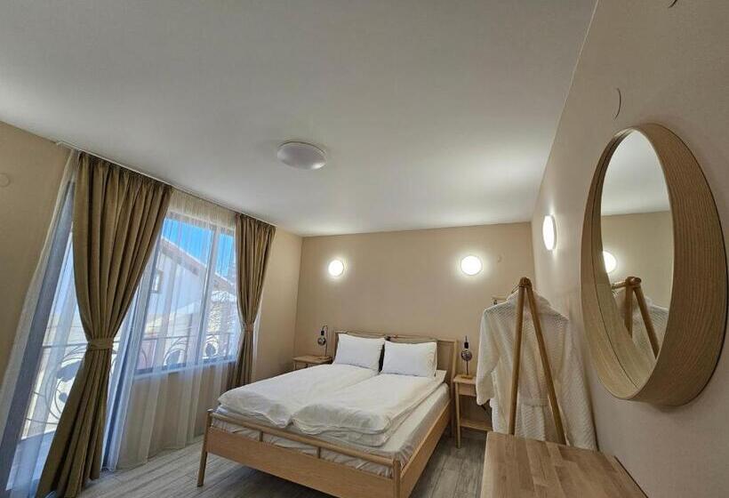 غرفة قياسية ثلاثية, Villa Geronimo