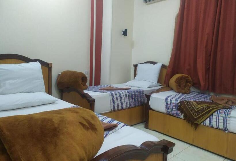 اتاق سهنفرۀ استاندارد با سرویس بهداشتی بیرون از اتاق, Abo Elwafa