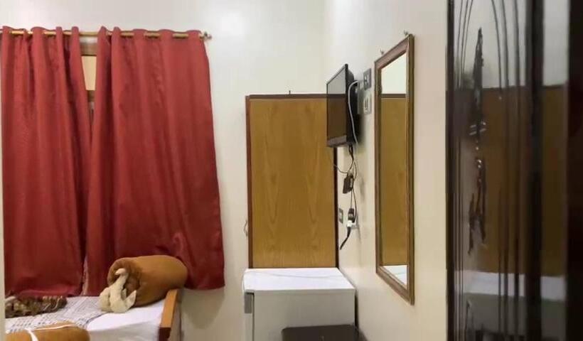 اتاق سهنفرۀ استاندارد با سرویس بهداشتی بیرون از اتاق, Abo Elwafa