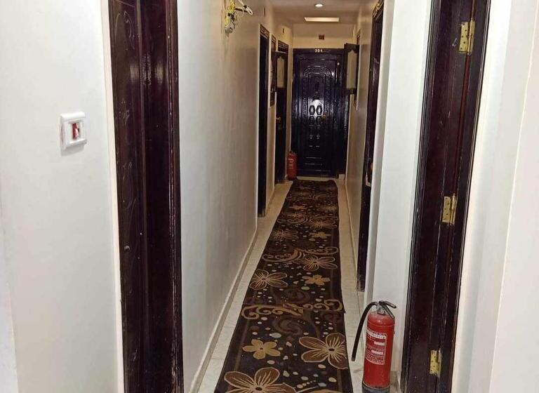 اتاق سهنفرۀ استاندارد با سرویس بهداشتی بیرون از اتاق, Abo Elwafa