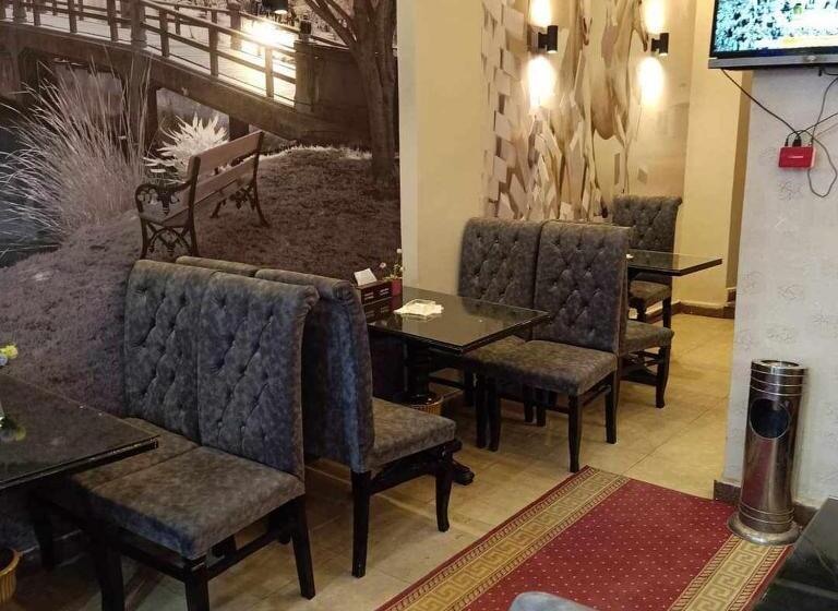 اتاق سهنفرۀ استاندارد با سرویس بهداشتی بیرون از اتاق, Abo Elwafa