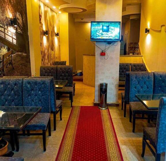 اتاق سه‌نفرۀ استاندارد با سرویس بهداشتی بیرون از اتاق, Abo Elwafa
