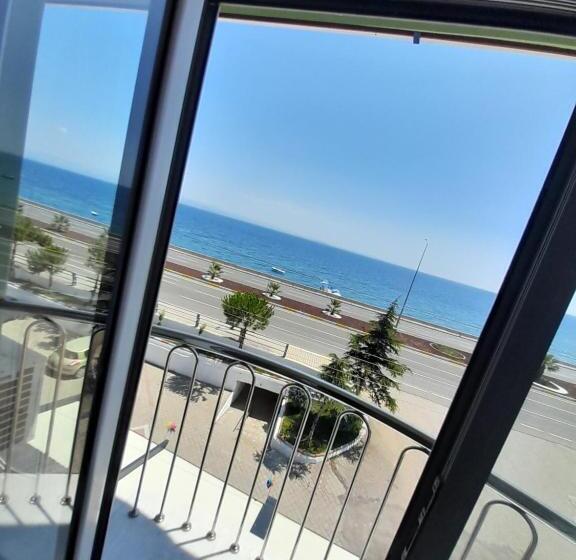 اتاق استاندارد با چشم‌انداز دریا, Lopera Beach