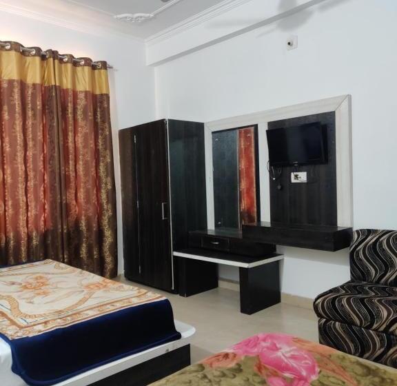 חדר דלוקס לשלושה, Parbhat Palace