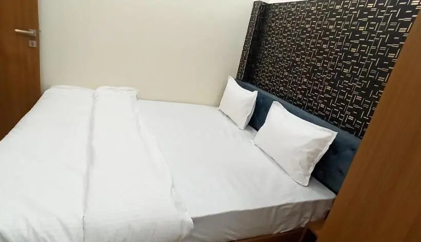 Chambre Deluxe, Sadashiv