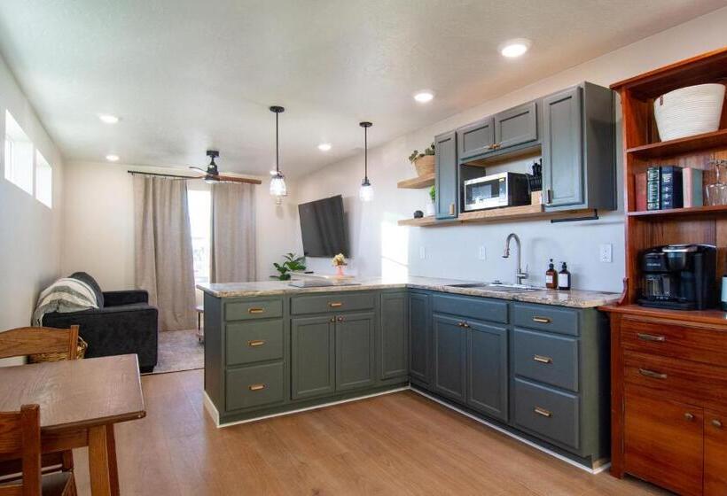 غرفة قياسية سرير كينج, Caldwell Cliff Swallow Guest House