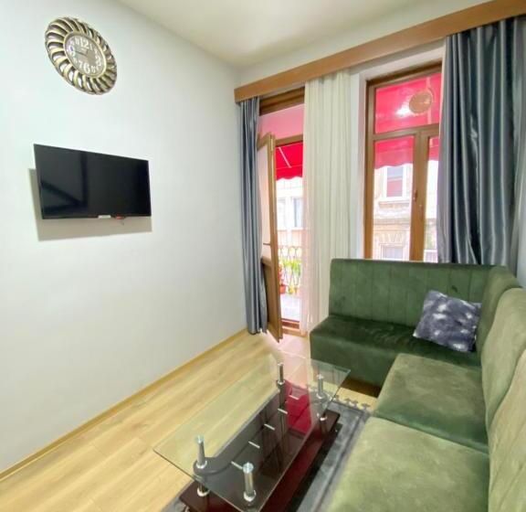 带阳台套房, Cozy Suite With Balcony   On The Kadıköy Seaside