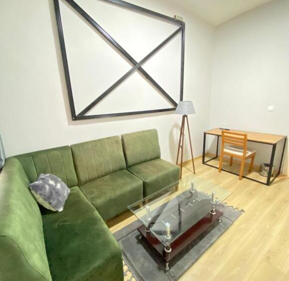 带阳台套房, Cozy Suite With Balcony   On The Kadıköy Seaside