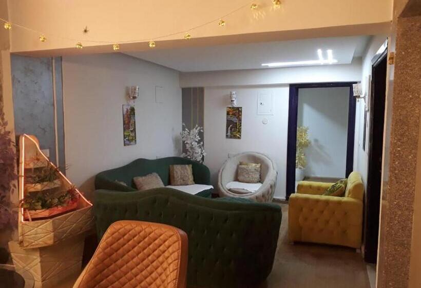 اتاق استاندارد سه نفره, Giza City