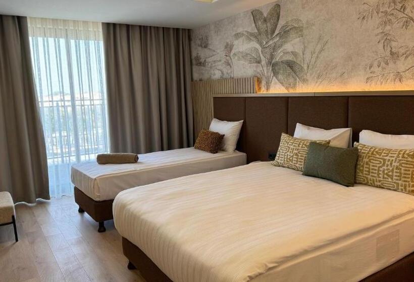 اتاق استاندارد سه تخته با چشم‌انداز استخر, Vox Maris Resort