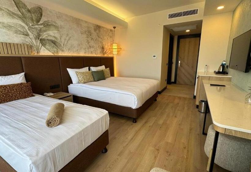 اتاق استاندارد سه تخته با چشمانداز استخر, Vox Maris Resort