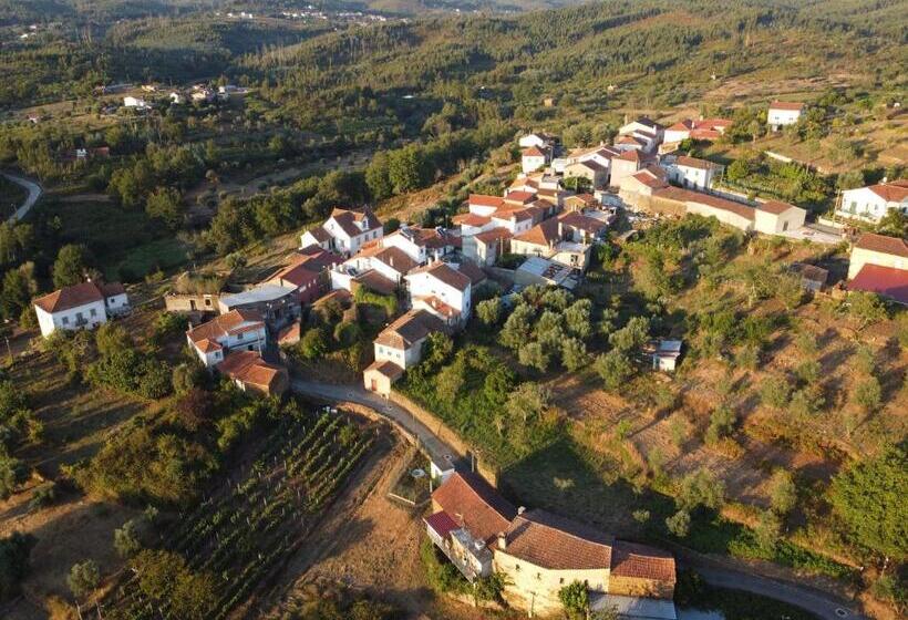 דירת חדר סופריור, Yellow House   Casa Amarela