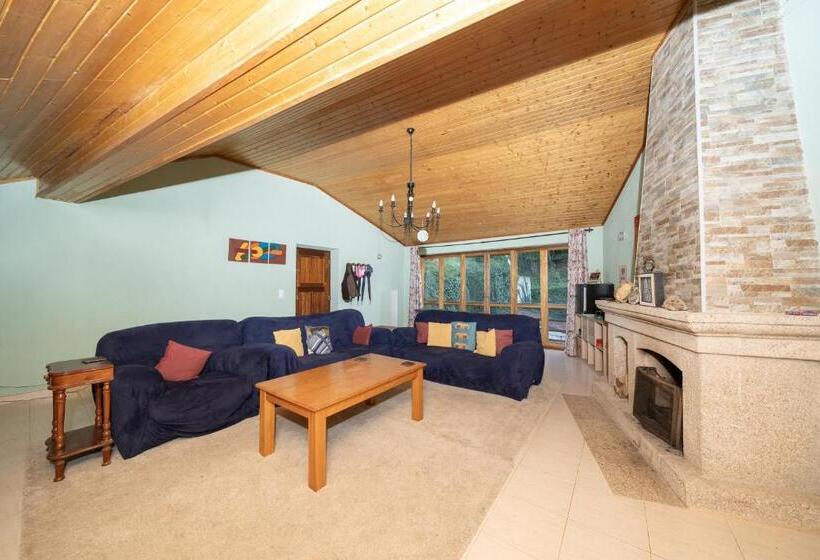 דירת חדר סופריור, Yellow House   Casa Amarela