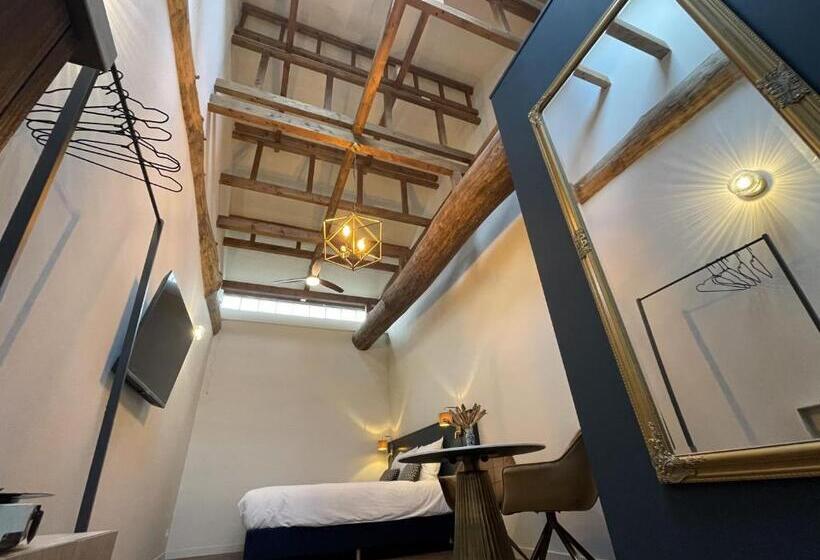Deluxe Szoba Kind Size Bed, Grapèlli Boutique