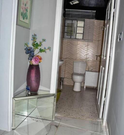 1 Schlafzimmer Apartment mit Balkon, Movomo Limbe