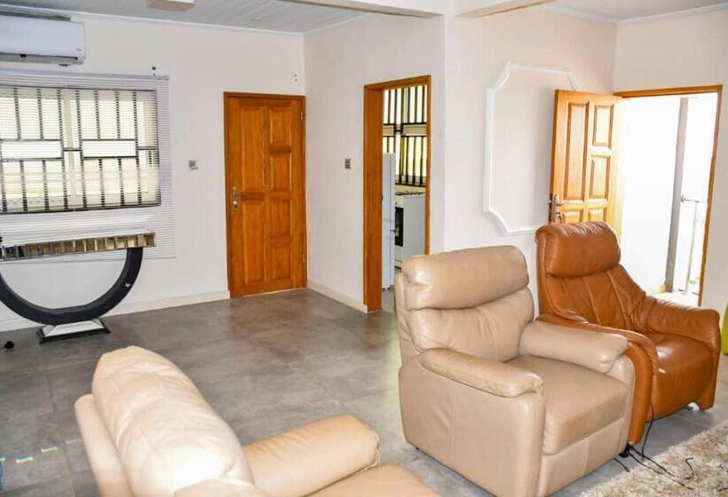 1 Schlafzimmer Apartment mit Balkon, Movomo Limbe