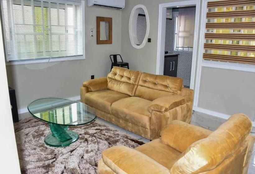 1 Schlafzimmer Apartment mit Balkon, Movomo Limbe