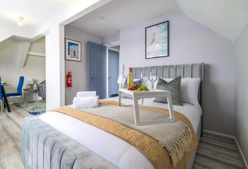 디럭스 패밀리 룸, 12 Elmwood