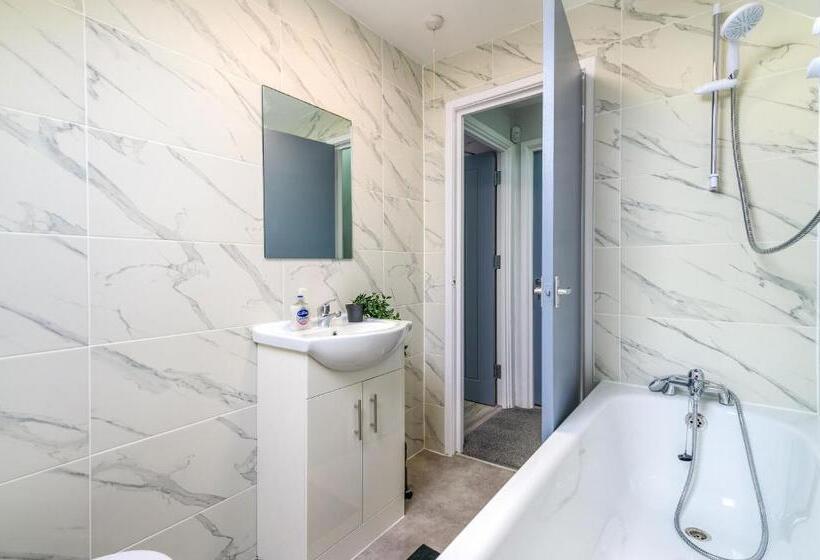 디럭스 패밀리 룸, 12 Elmwood