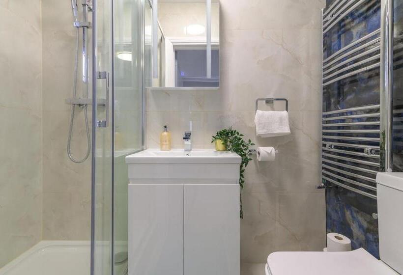 디럭스 룸, 12 Elmwood