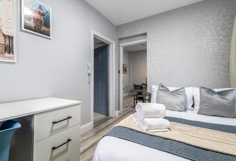 스탠다드 스튜디오 킹침대, 12 Elmwood