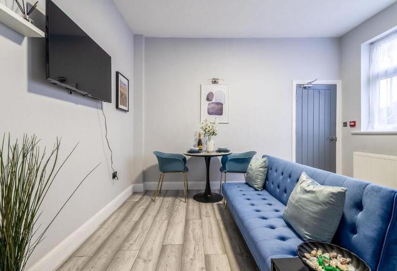 스탠다드 스튜디오 킹침대, 12 Elmwood