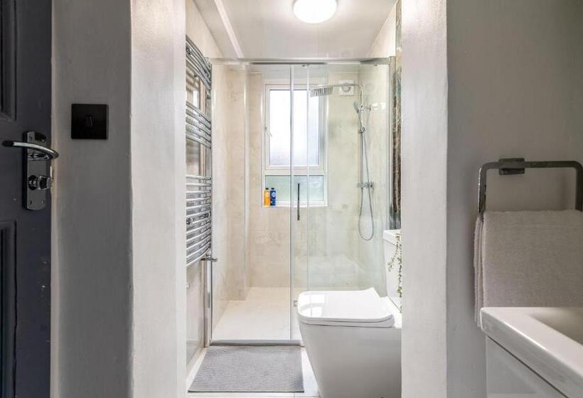 스탠다드 스튜디오 킹침대, 12 Elmwood