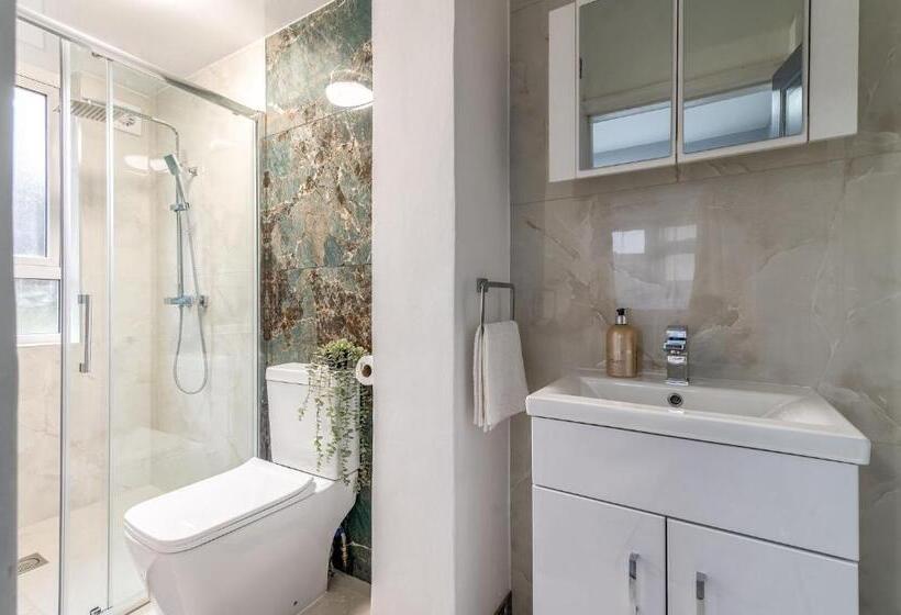 스탠다드 스튜디오 킹침대, 12 Elmwood