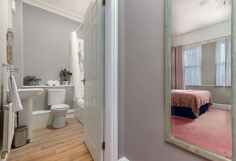 スタンダードルーム, The Limes