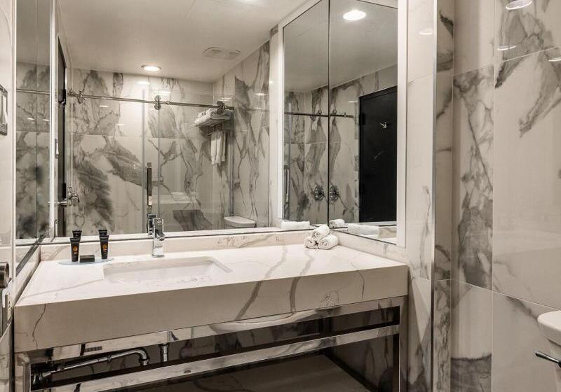 스위트 킹사이즈 침대, Empire Suites