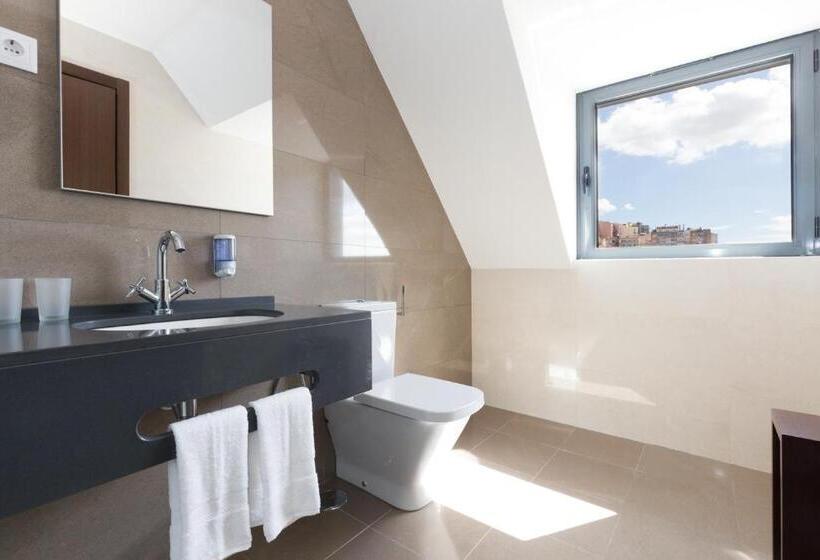 Camera Tripla Standard, Fenicius Charme