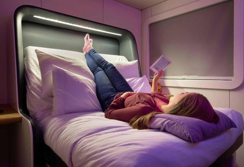 Номер Премиум, Yotelair London Gatwick Airport