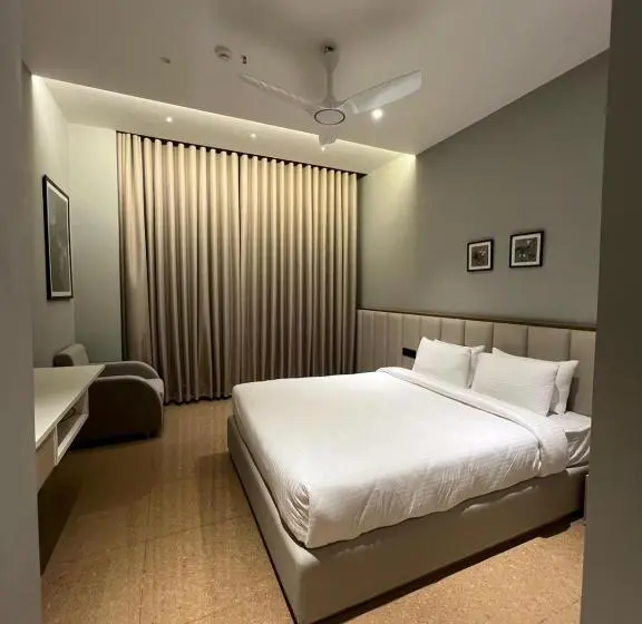 キングサイズベッドのスタンダードルーム, Pride Resort, Rajkot