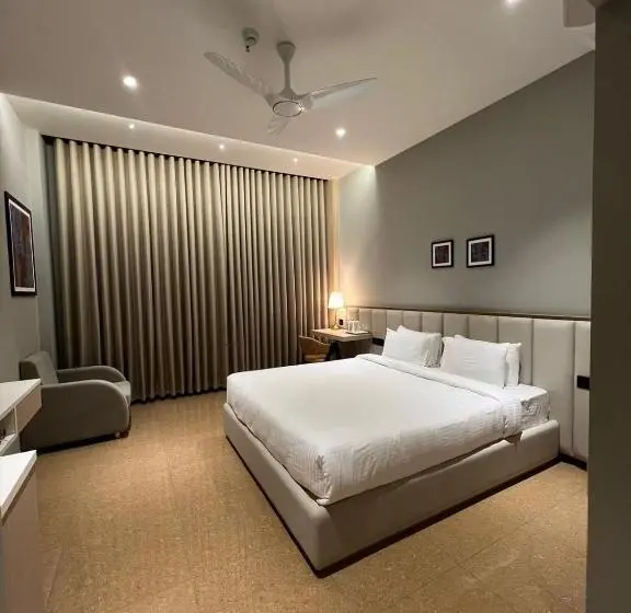 キングサイズベッドのスタンダードルーム, Pride Resort, Rajkot