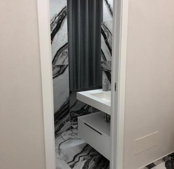 标准间带阳台, Tom Luxury Home